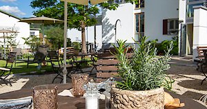 Sommerlicher Biergarten im 4-Sterne-Hotel